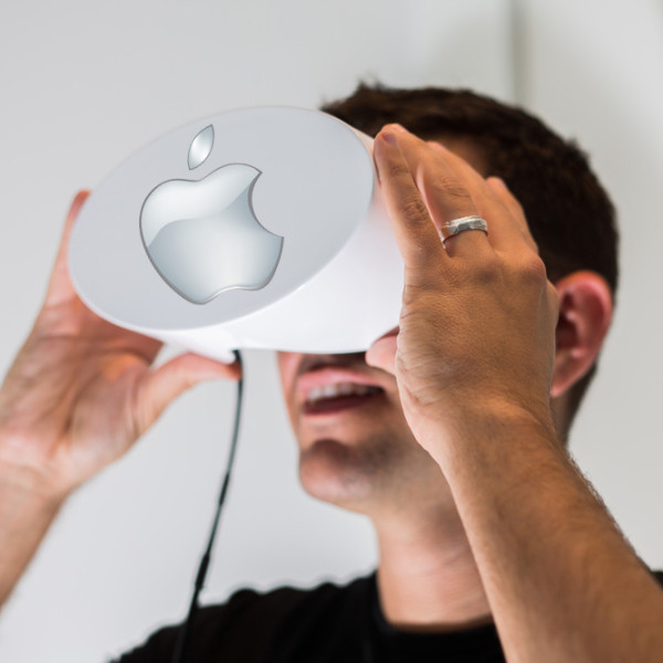 cientos-trabajan-equipo-realidad-virtual-apple